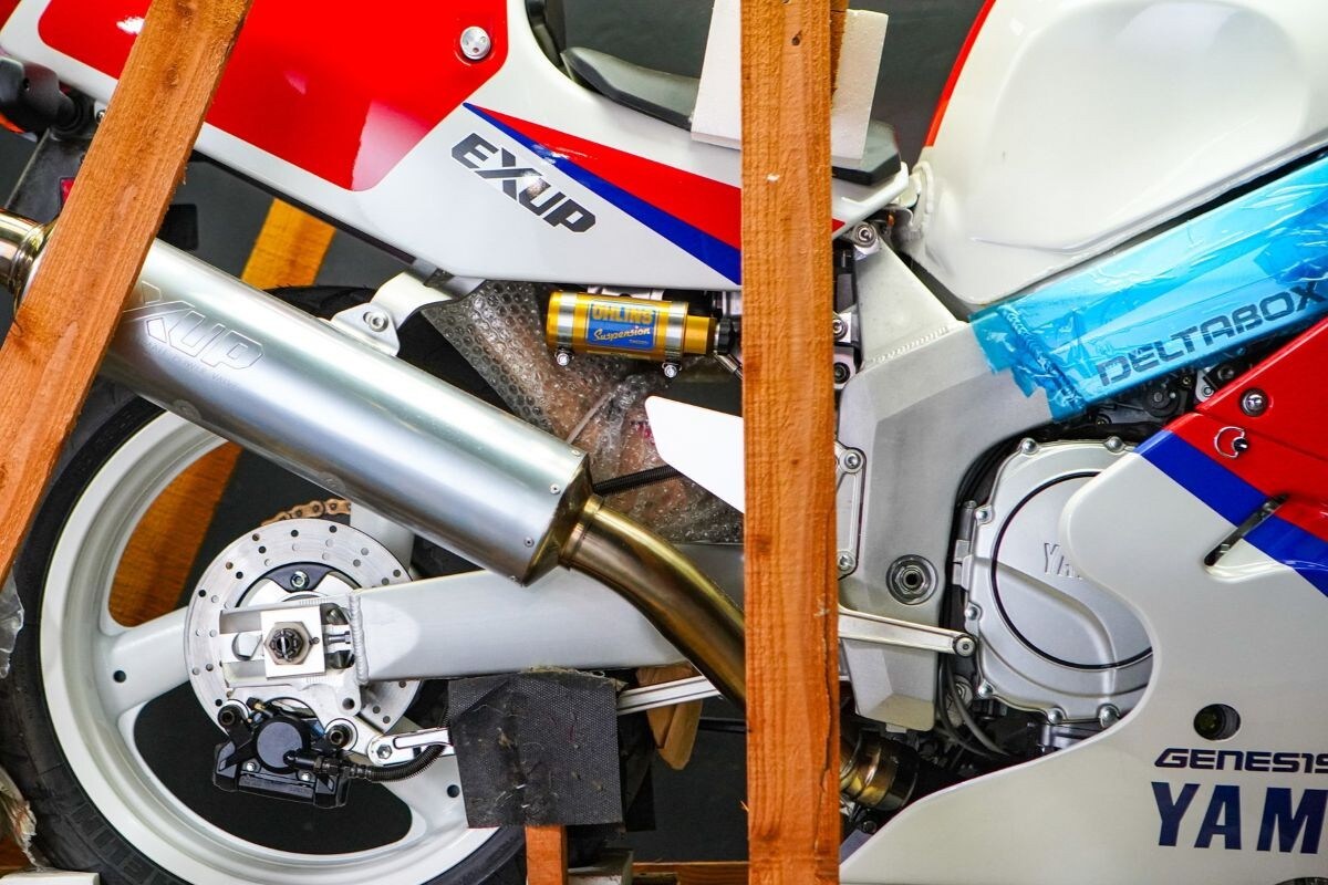 All’asta una Yamaha FZR750R OW-01 del 1990 ancora in cassa
